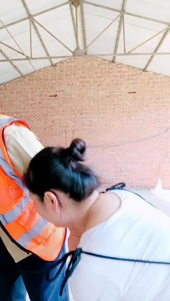 厂房约大爷黑丝高跟极品骚妇露脸激情啪啪，拉过大爷直接口交大鸡巴，穿着衣服做爱，舔逼揉奶无套抽插好骚 #国产 #美腿丝袜