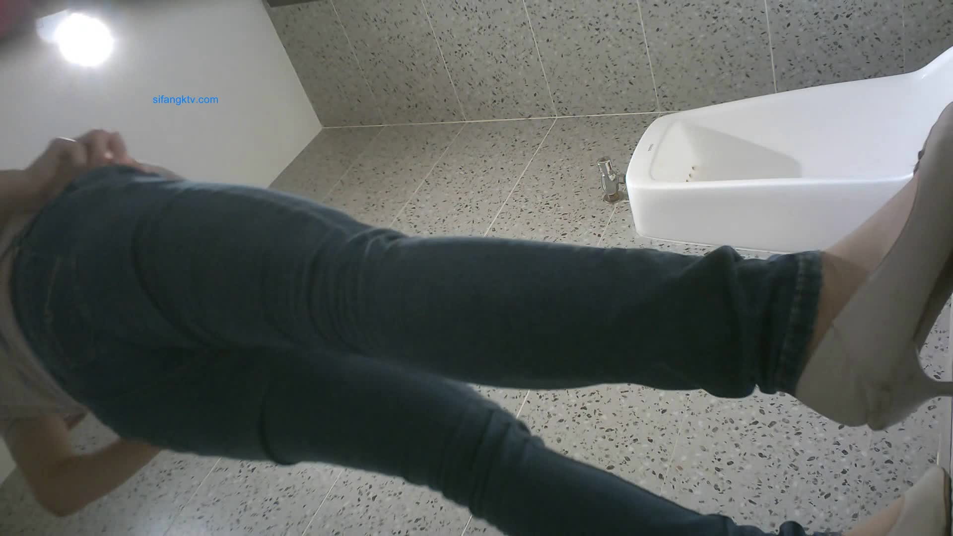 2048.vip-商业广场女卫固定机位真实偷拍超多美眉方便，拍到一对同性恋厕所里拥抱热吻