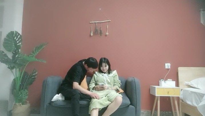 00后叛逆小妹上门援交被全程直播