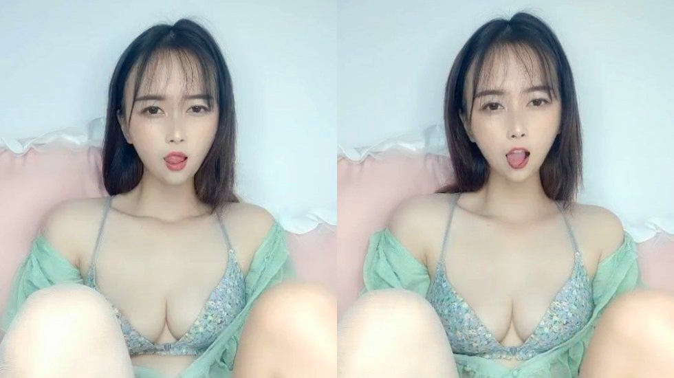 小少妇也有需要露脸玩直播寻求刺激，被狼友教坏了揉着奶子玩大黑牛，白丝情趣诱惑狼友，表情很骚享受高潮1