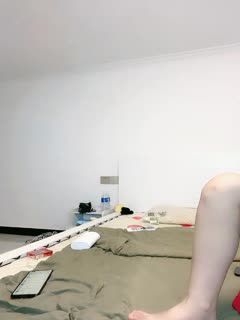 吃瓜,爆料可爱萌小七这小姑娘真骚，全程露脸吃了性药跟两大哥激情啪啪，前面草嘴后面草逼多各种抽插，颜射道具玩逼1