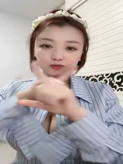 伦理片,三级片新人下海甜美小姐姐！一对豪乳呼之欲出！撩下小背心柔软奶子 (1)
